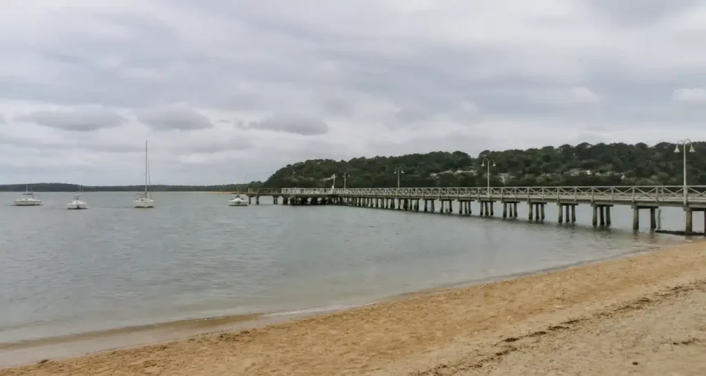 La jetée Thiers à Arcachon, front de mer sur le Bassin par temps couvert