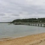 La jetée Thiers à Arcachon, front de mer sur le Bassin par temps couvert