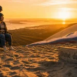 Parapente dune du Pilat : aile biplace dans le sable, au soleil couchant