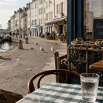 Quartier iodé au front de mer : café, port et mouettes