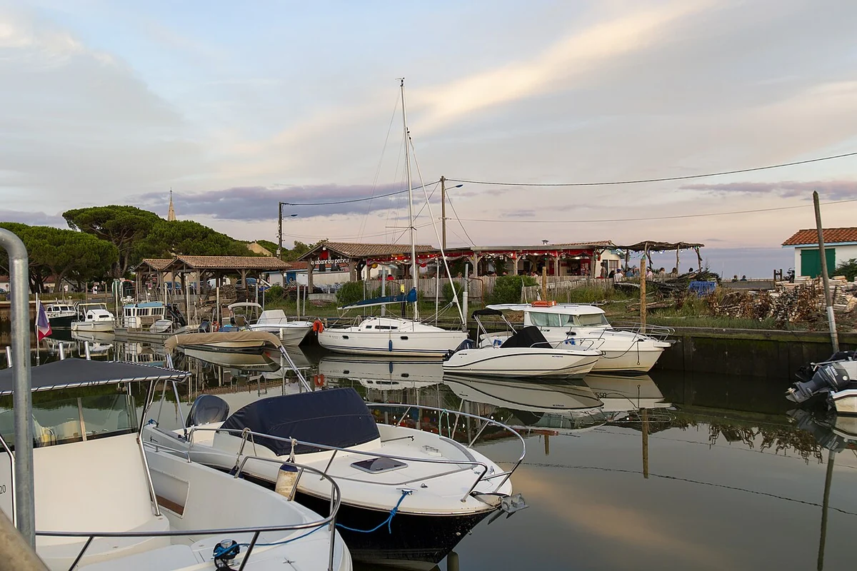 Une cabane au port d’Andernos-les-Bains.