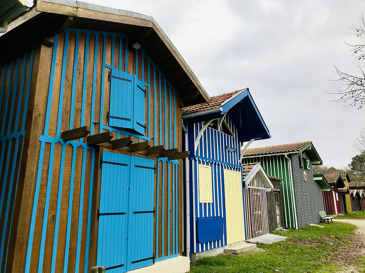 Les cabanes colorées du port de Biganos.