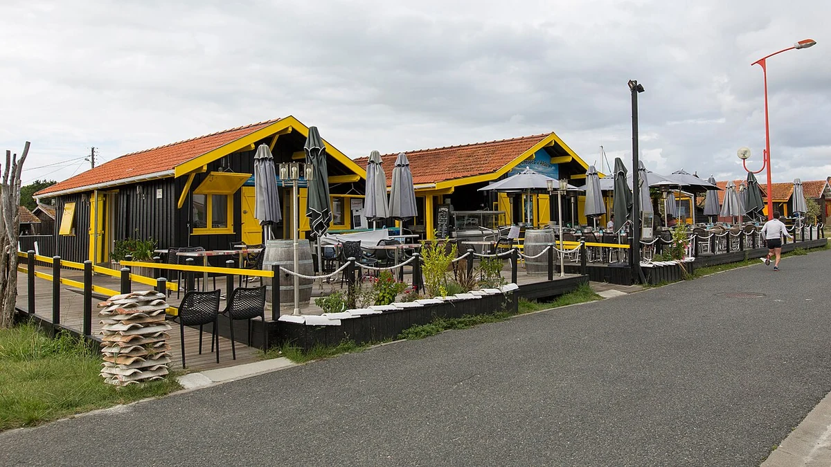 Un restaurant sur le port de La Hume, à Gujan-Mestras.