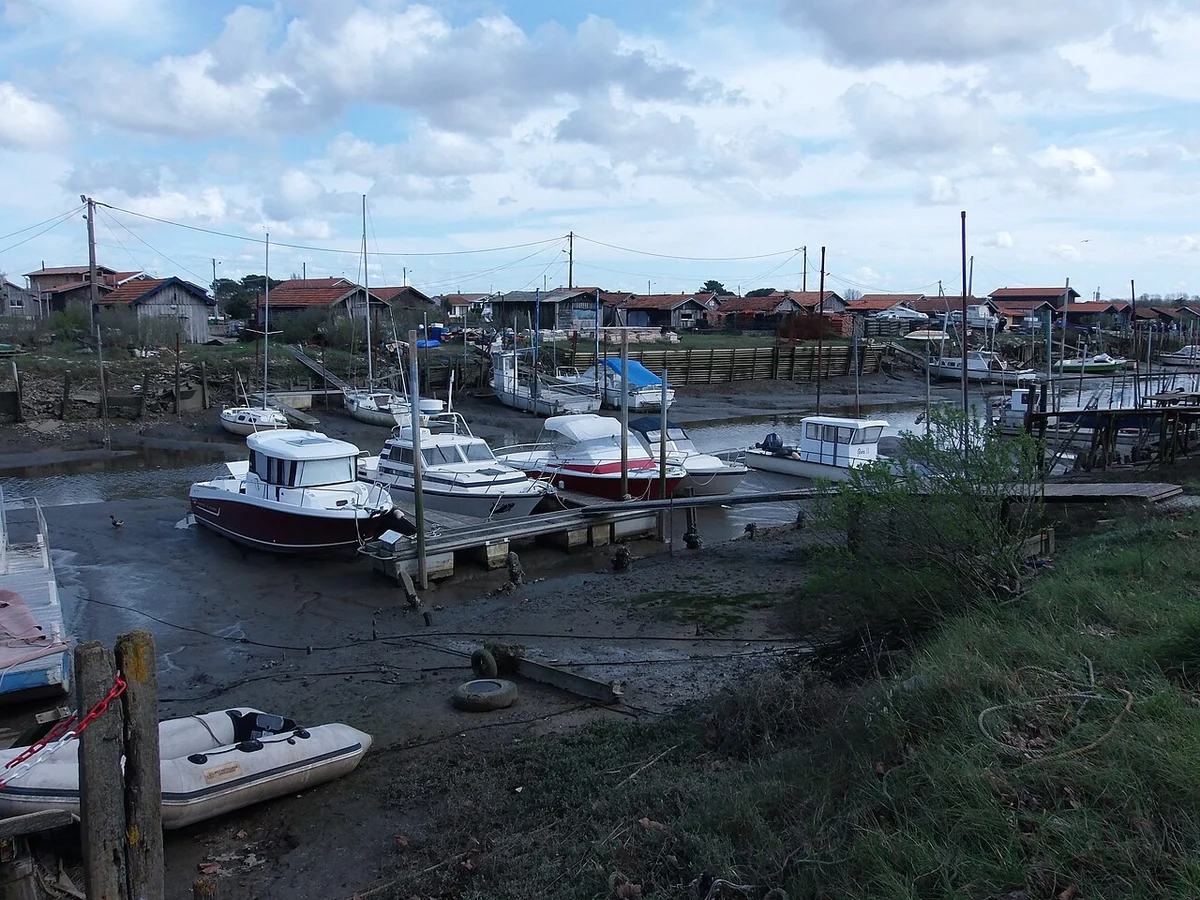 Les cabanes du port ostréicole de La Teste-de-Buch.